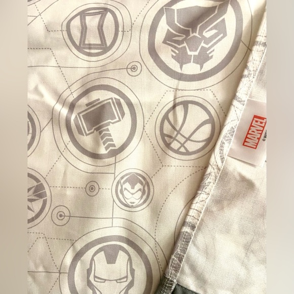 Disney Parks Marvel 3 piece Kitchen Set Apron Oven Mitt Silicone Pot Holder NWT - Picture 5 of 9